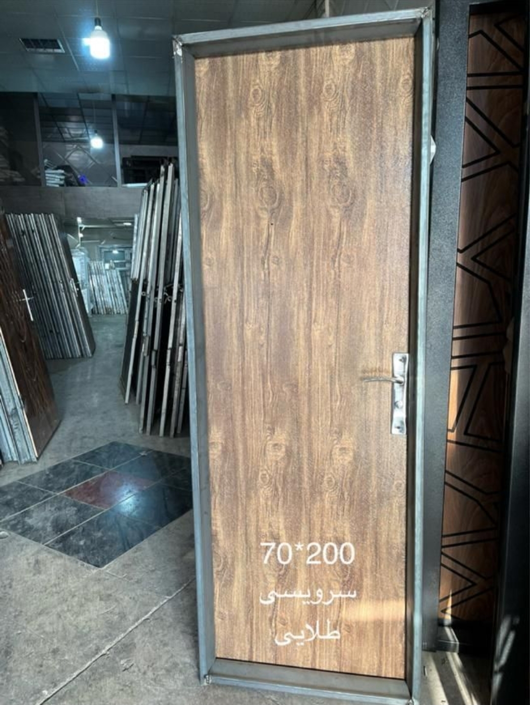 درب با چهارچوب فلزی فرانسوی سرویسی رنگ طلائی